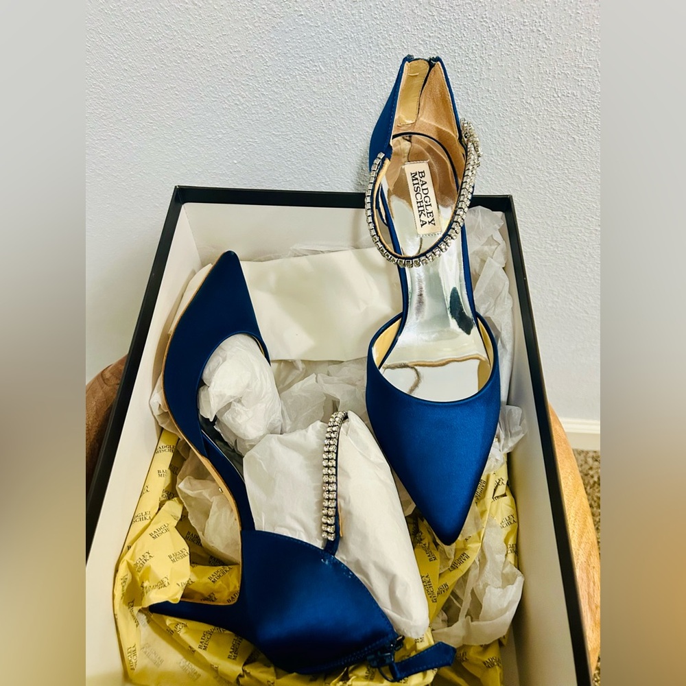 NWT Badgley Mischka Navy Blue pumps